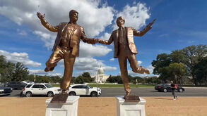 Escultura de Trump e Epstein sorridentes e de mãos dadas volta a aparecer em Washington