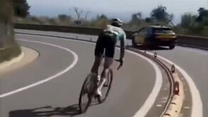 Ciclista espanhol debaixo de críticas após manobras perigosas numa estrada da Catalunha