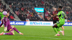 Os jogadores de Bournemouth e Fulham em ação