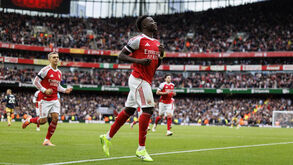 Arsenal vence West Ham e lidera Premier League