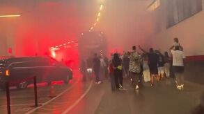 Tochas acesas ao som do hino: euforia na garagem da Luz na partida do autocarro do Benfica