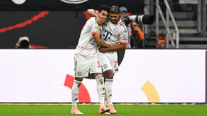 Jogadores do Bayern Munique celebram um golo em Frankfurt