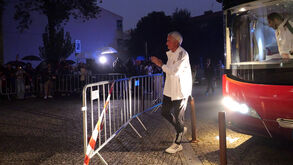 José Mourinho saúda adeptos à chegada a Braga