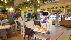 Melisa, a robô-empregada que faz sucesso entre clientes de restaurante na Albânia 