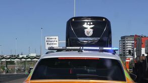 Descanso do Benfica perturbado por pirotecnia lançada junto ao hotel