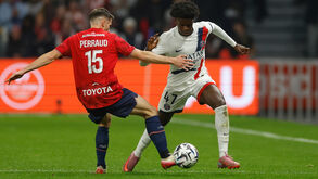 Quentin Ndjantou, do PSG, e Romain Perraud, do Lille