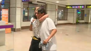 As primeiras imagens do encontro de Mariana e Joana Mortágua no aeroporto de Madrid