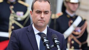 Primeiro-ministro francês demite-se ao fim de 27 dias