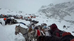 Centenas de pessoas presas no Monte Evereste devido a tempestade de neve