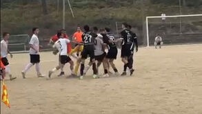 Pancadaria em jogo da distrital: tudo começou com o árbitro a assinalar um penálti nos descontos...