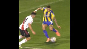 Duelo entre um ex-Benfica e um ex-Sporting na Argentina: Di María trocou as voltas a Acuña