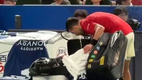 Djokovic vomita em pleno court durante encontro em Xangai