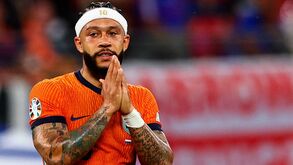 Em terra: Depay ficou sem passaporte quando se ia juntar à seleção