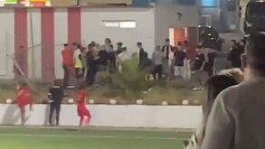 Jogadores protestam junto a adeptos, após derrota em jogo de futebol