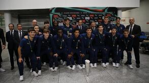 Seleção de futsal recebida em festa no regresso a Portugal após a conquista do Europeu sub-19