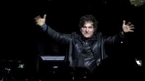 Presidente argentino em modo estrela de rock na apresentação do seu livro em estádio de Buenos Aires 