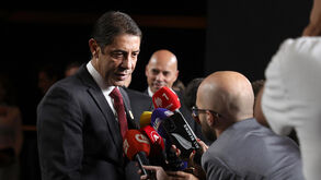 Marcelo Rebelo de Sousa discursa para jornalistas com microfones