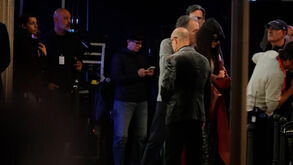 Anne Hathaway, Emily Blunt e Stanley Tucci ‘apanhados’ nas gravações do filme ‘O Diabo Veste Prada 2’   