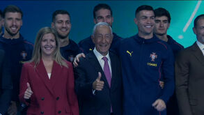 Sorridentes e a fazer um fixe: o momento bem-disposto entre Cristiano Ronaldo e Marcelo Rebelo de Sousa