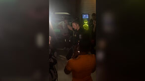 Agente da polícia mostra dotes de dança após ser chamado a intervir numa festa por uma queixa de ruído  