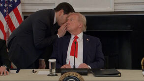 A misteriosa nota que Trump recebeu sobre o acordo de paz em Gaza