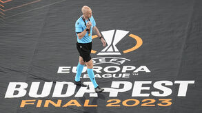 Anthony Taylor dirigiu a final da Liga Europa em 2022/23 entre Sevilha e Roma