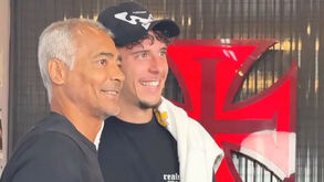 Nuno Moreira 'invade' entrevista para conseguir foto com Romário: «És o meu ídolo!»