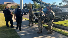 Tropas da Guarda Nacional vistas a patrulhar Memphis ao lado da polícia local 