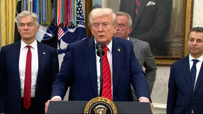 «Disse que eu é que o merecia»: Trump garante que vencedora do Nobel da Paz lhe dedicou o prémio 