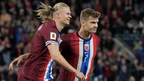 Haaland e Sørloth celebram durante o jogo Noruega-Israel