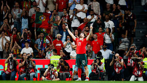 Fã de Portugal celebra a vitória sobre a Irlanda num estádio lotado