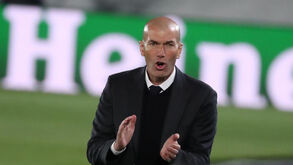 Zidane quer voltar aos bancos em breve e já tem um trabalho na mira