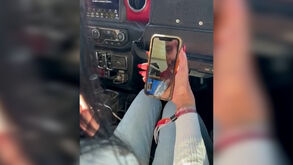 «Vocês estão a voltar para casa»: momento em que mãe do refém israelita libertado, Zangauker, fala com o filho 
