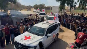 Veículos da Cruz Vermelha transportam reféns israelitas libertados em Khan Younis  