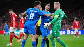Ioannidis no olho do furacão: avançado em despique com Schmeichel e com o selecionador da Grécia