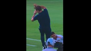 Até viu estrelas: Lopetegui leva bolada no Qatar-EAU