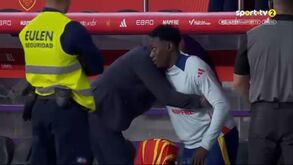 Samu desinspirado no Espanha-Bulgária: avançado do FC Porto saiu ao intervalo e foi confortado pelo selecionador
