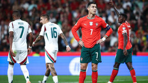 Cristiano Ronaldo em campo durante jogo Portugal-Hungria