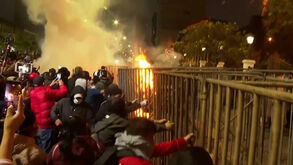 Arremesso de pedras e engenhos pirotécnicos durante confrontos entre jovens manifestantes e polícia no Peru