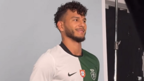 Luis Suárez está de volta ao Sporting e já enverga a nova camisola Stromp