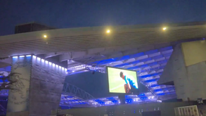 Nova iluminação do Estádio do Dragão em testes... deixa a cobertura às listas azuis e brancas