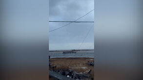 Casa vista a 'navegar' após passagem do tufão Halong no Alasca