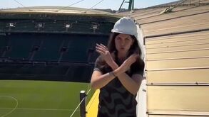 Influencer belga sobe ao topo do Estádio José Alvalade e faz o... 'SIIII' de Cristiano Ronaldo