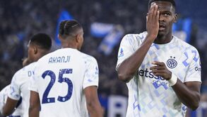 Inter Milão vence Roma e 'cola-se' à liderança em Itália