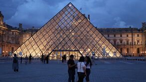 Trio de assaltantes partiu janelas e roubou nove jóias do Museu do Louvre