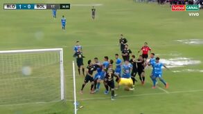 Batalha campal na Bolívia em jogo que termina com... 7 expulsões