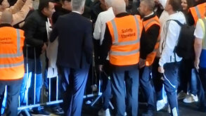 Adeptos do Newcastle esperaram para ver Mourinho: treinador ouviu cânticos de apoio e deu autógrafos
