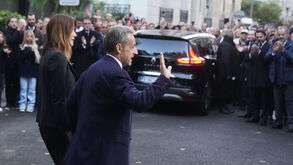 Sarkozy começa hoje a cumprir pena: mais de uma centena esperavam-no à saída de casa antes de rumar à prisão