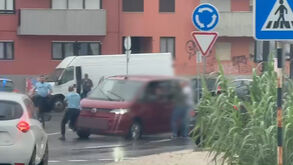 Carrinha em fuga travada com tiro: as imagens da intervenção da GNR na Costa de Caparica