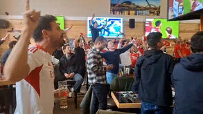 Ambiente de festa: adeptos do Benfica aquecem as gargantas em bar de Newcastle 